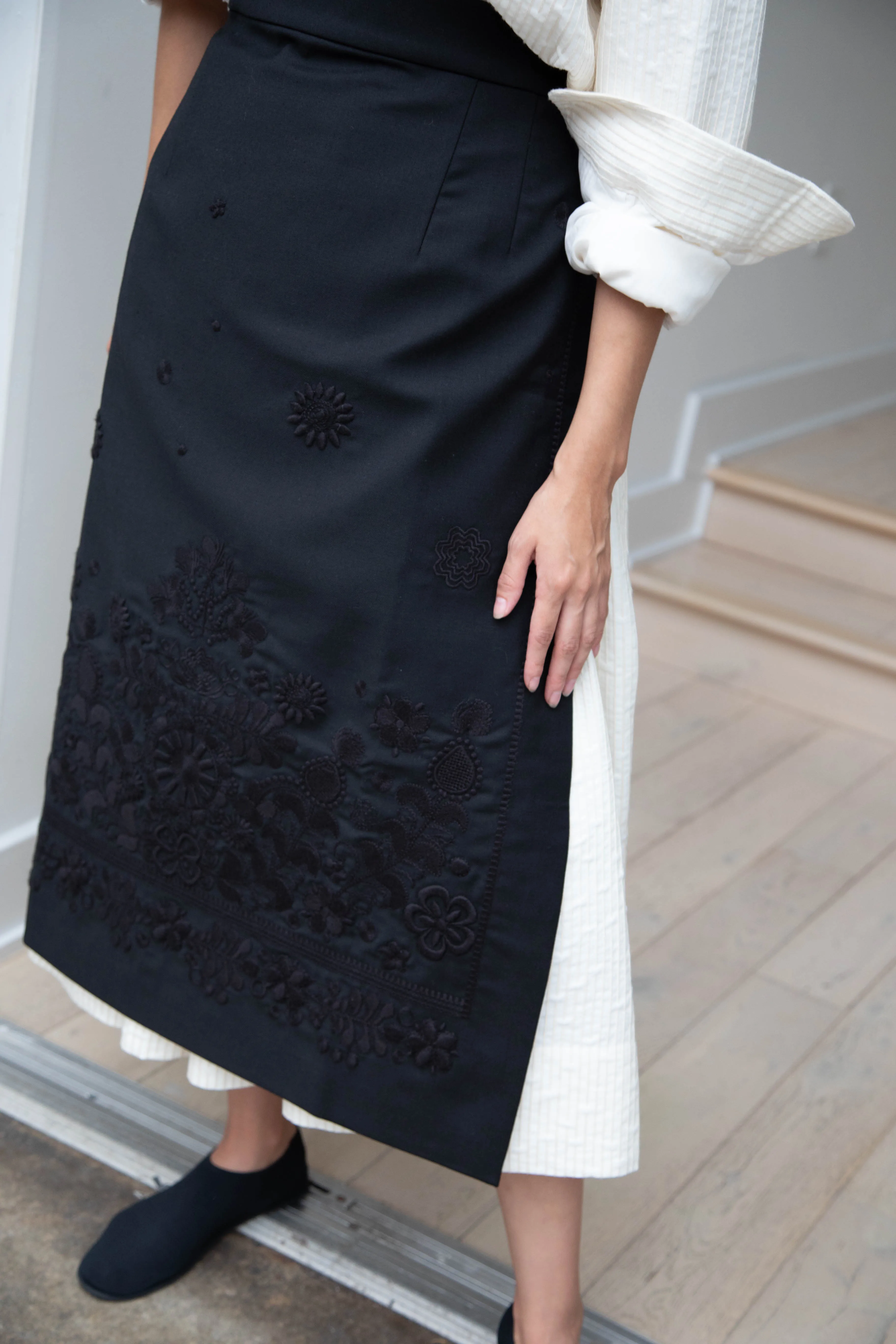 Delegan | Embroidered Plakhta in Black