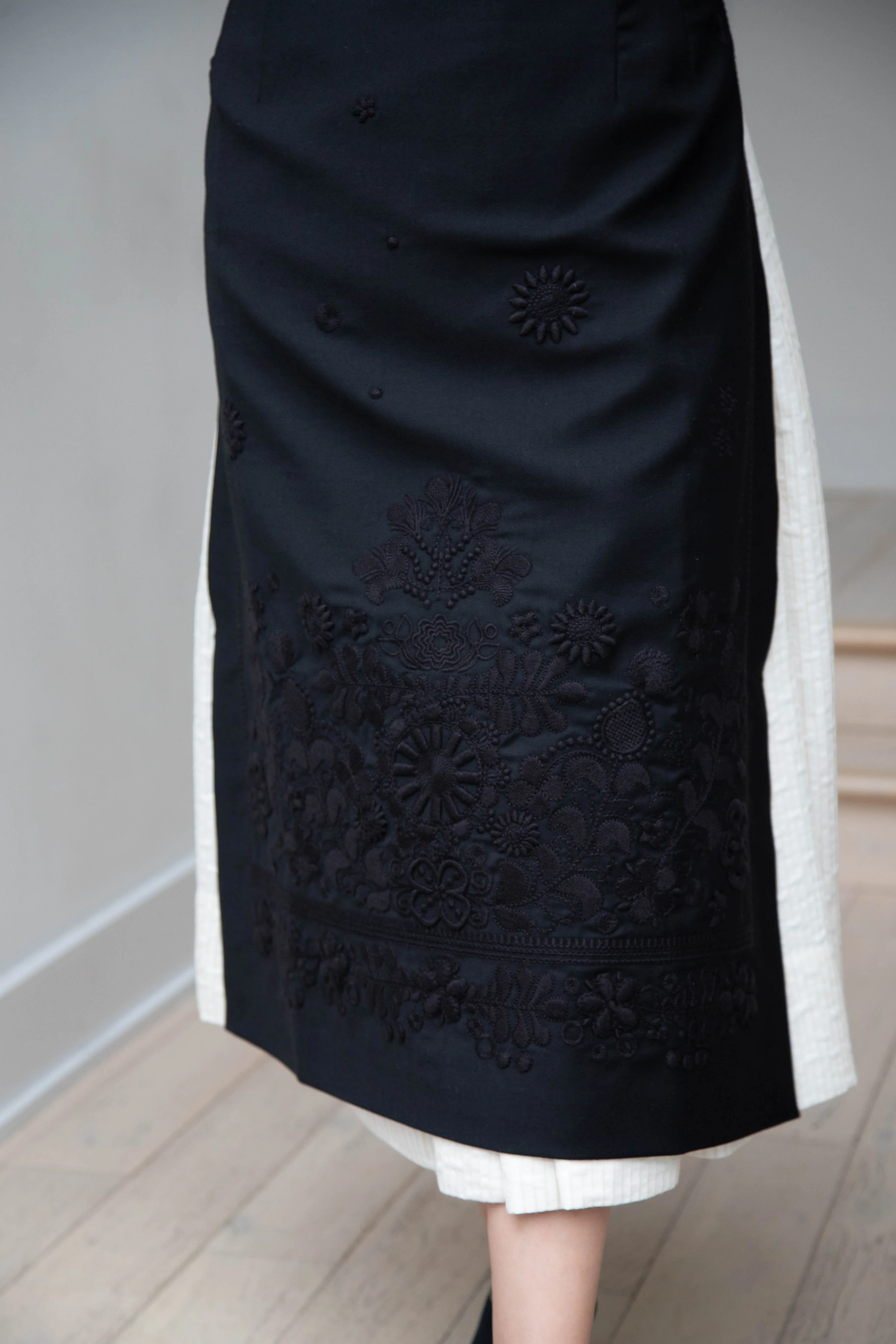 Delegan | Embroidered Plakhta in Black